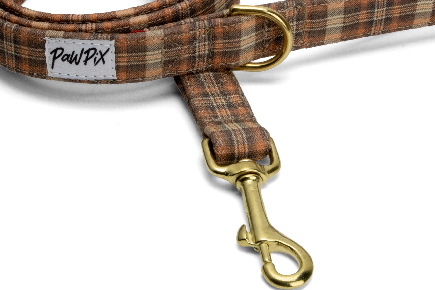 Gros plan sur le mousqueton couleur or de la laisse pour chien Scotty et son motif tartan marron,orange.