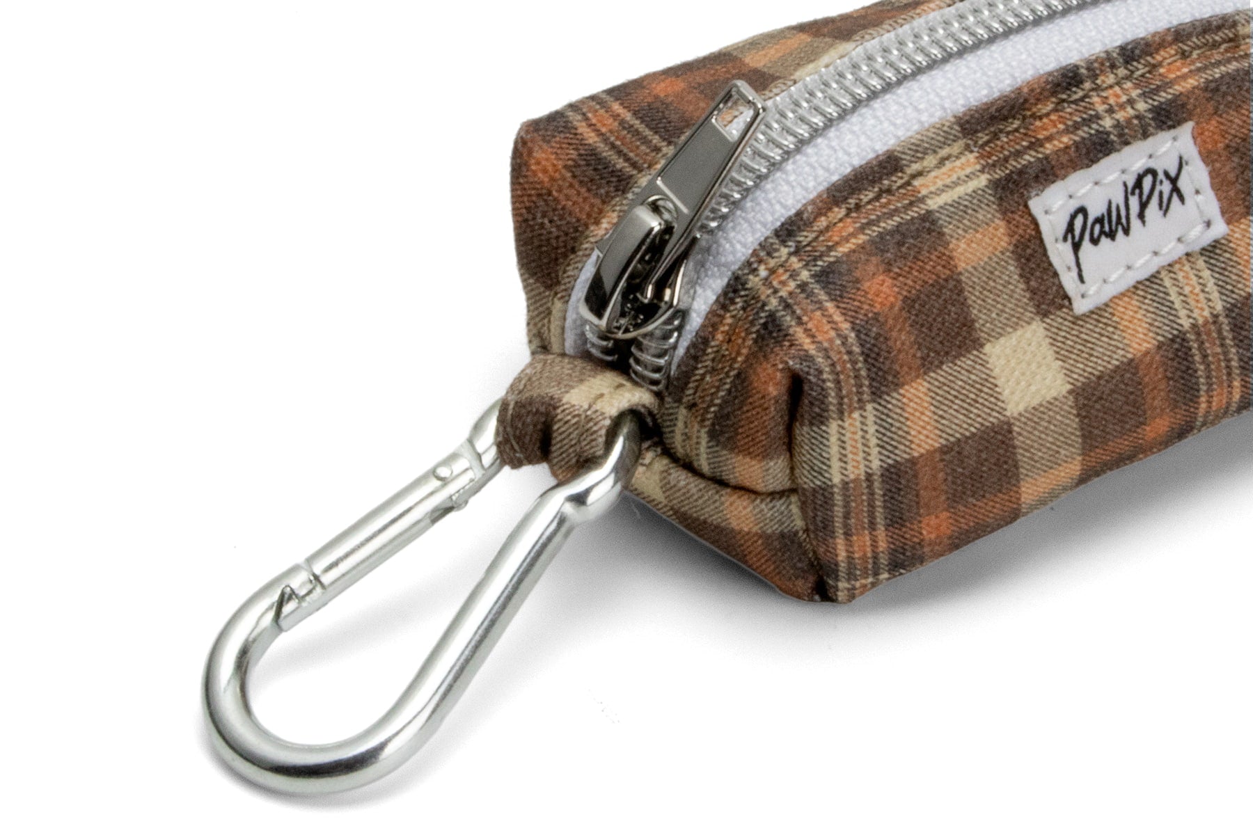 Gros plan sur le mousqueton de la pochette pour sacs à crottes pour chien Scotty. Motif tartan marron, orange. Zip d'ouverture et fermeture