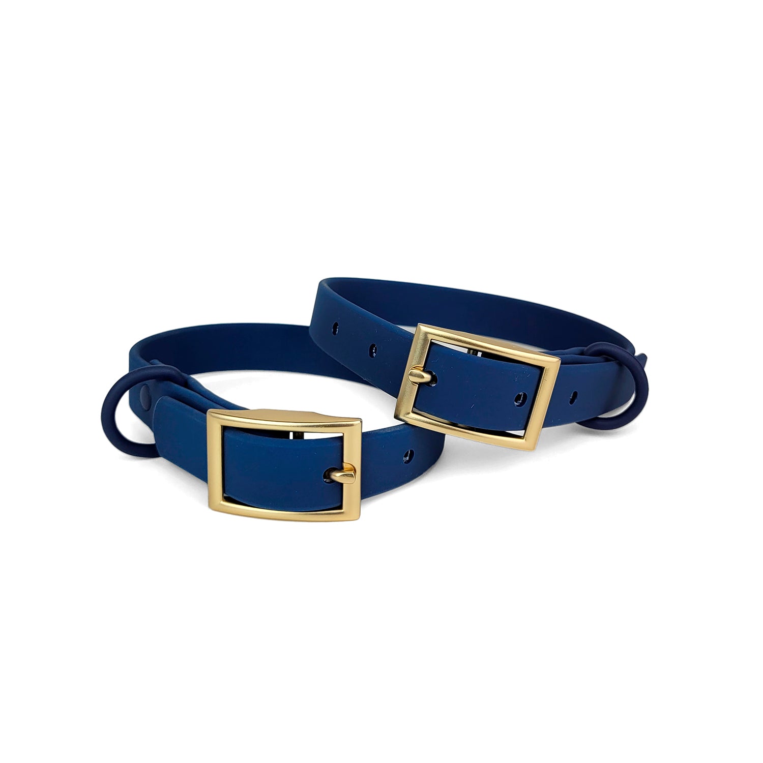 Deux colliers en biothane Navy de Pawpix. Couleur bleu navy avec boucle doré mat.