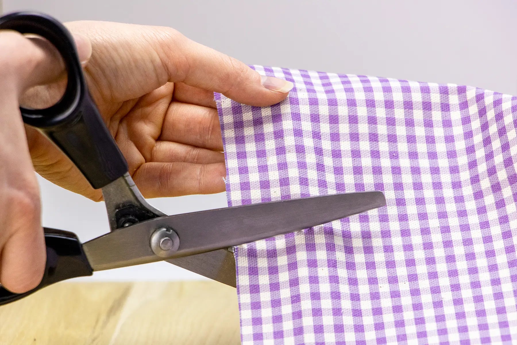 Gros plan sur le tissu Cigalou au motif vichy violet clair