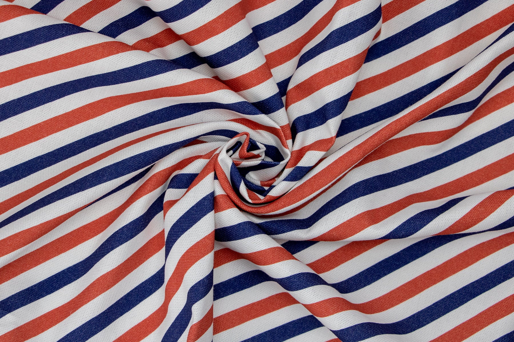Tissu de la collection Pawtriote de PawPix. Le tissu est rayé bleu blanc rouge
