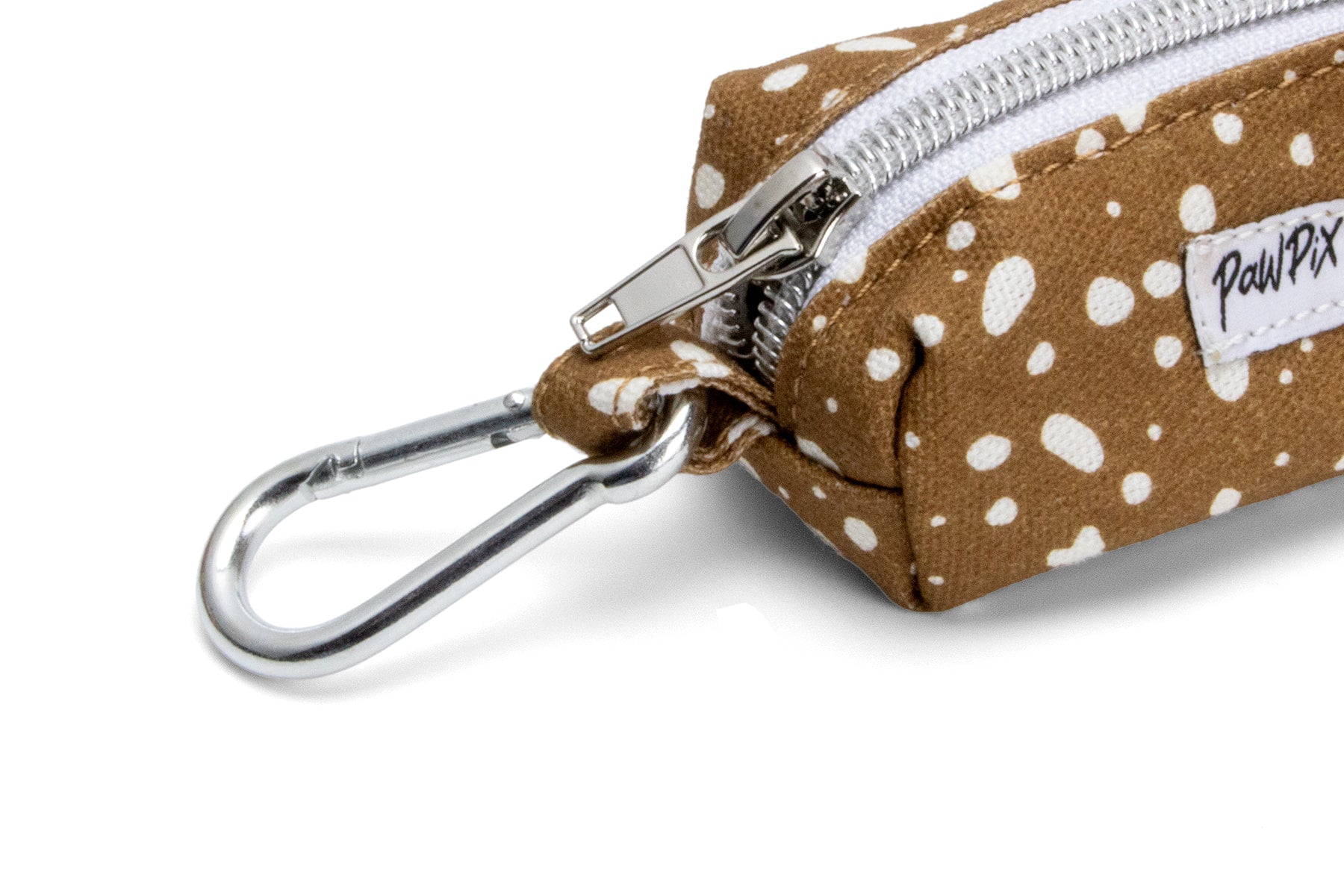 Gros plan sur le mousqueton de la pochette pour sacs à crotte Freckles pour chien. Le mousqueton permet d'accrocher la pochette à une laisse ou sac à main