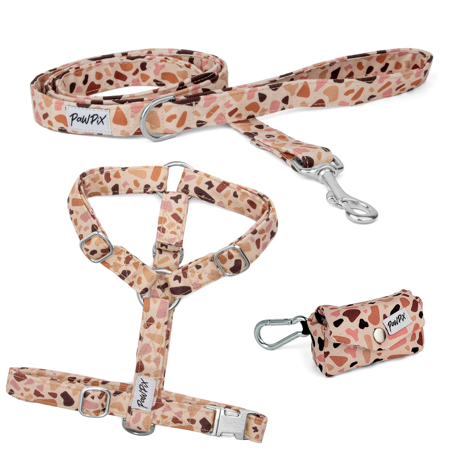 Kit pour chien comprenant un harnais en Y, une laisse et une pochette sacs à crottes. Le tout avec un motif marbré terrazzo au ton marron/rose. Les boucles sont argentés