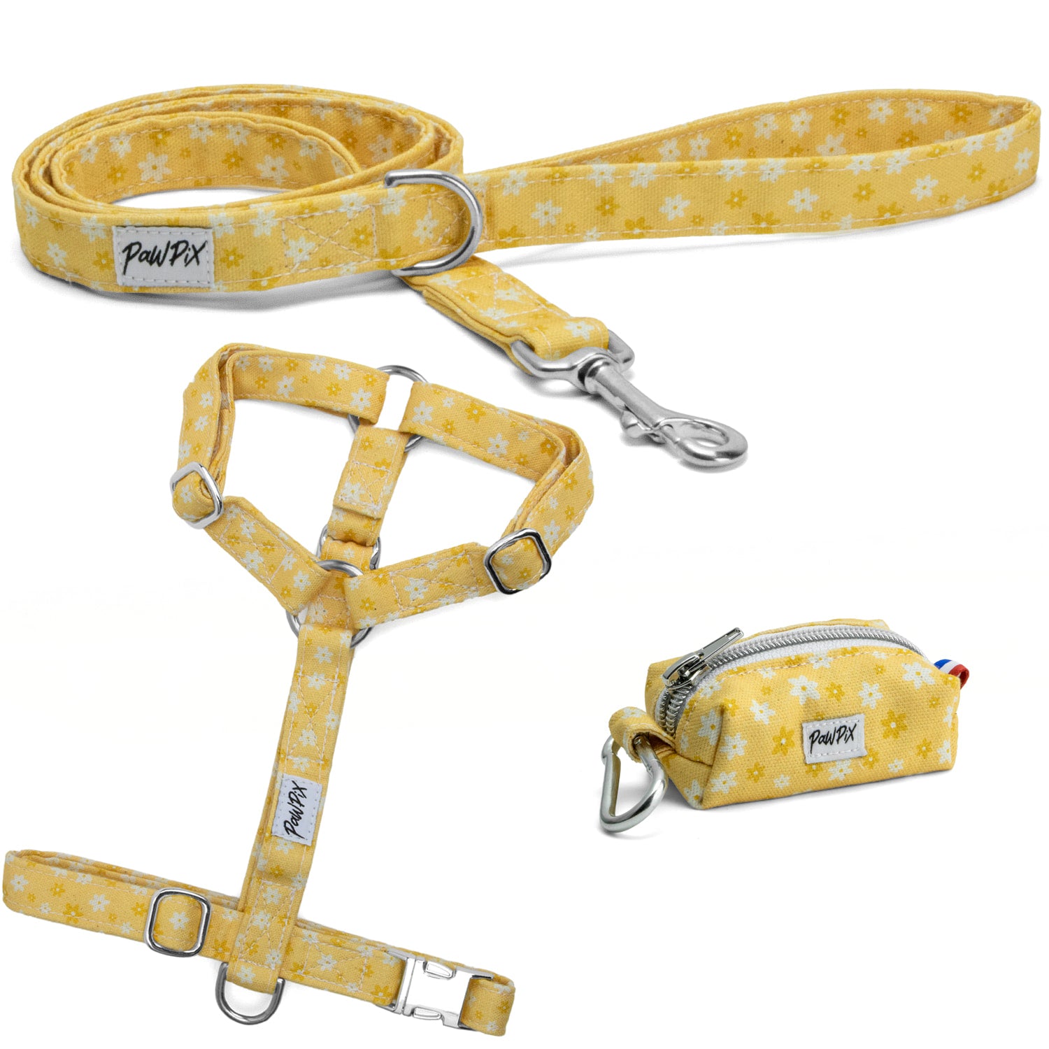 Kit harnais pour chien Peachy Daisies avec ses boucles en argent. Le kit propose un harnais pour chien en Y, une laisse et une pochette sacs à crottes, le tout avec un motif marguerites blanches et jaunes sur fond couleur pêche.