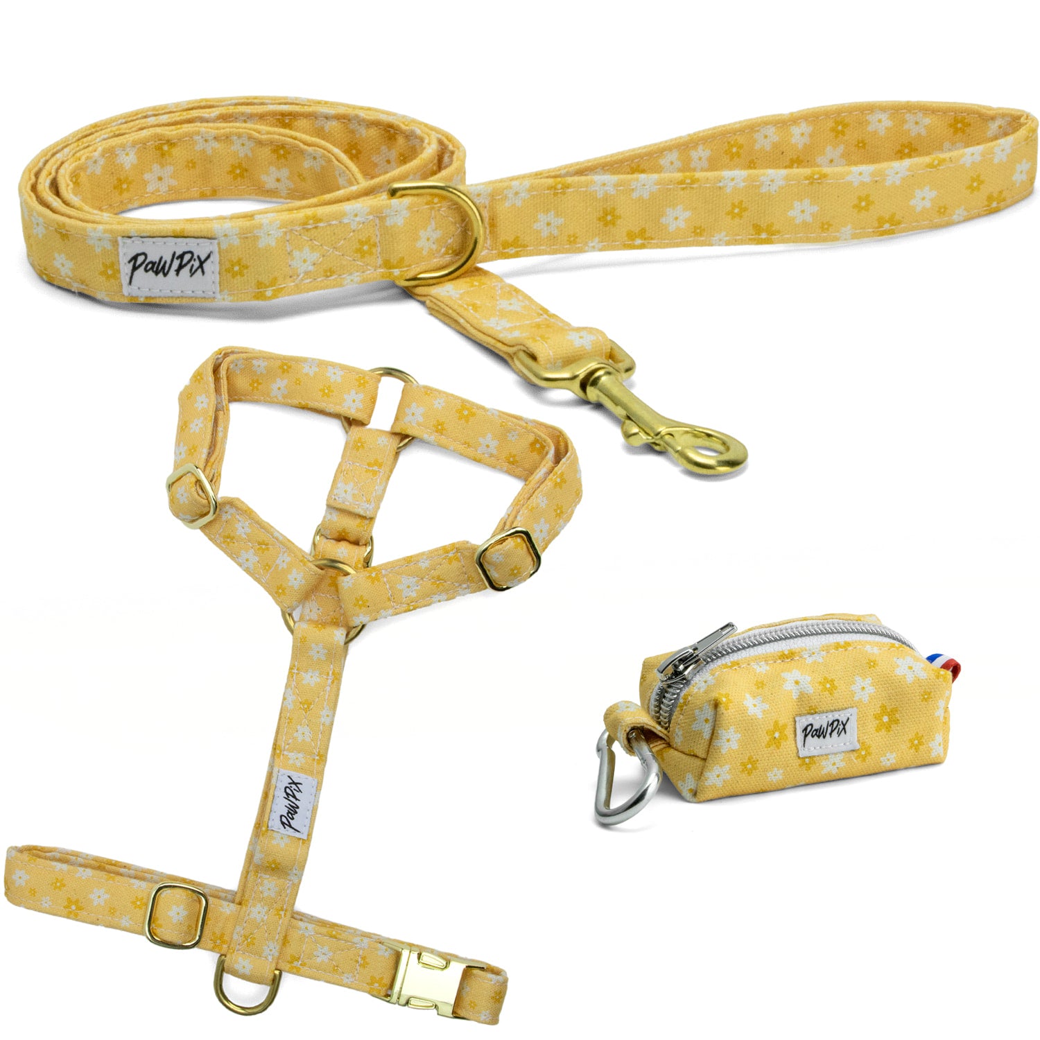 Kit harnais pour chien Peachy Daisies avec ses boucles couleur or. Le kit propose un harnais pour chien en Y, une laisse et une pochette sacs à crottes, le tout avec un motif marguerites blanches et jaunes sur fond couleur pêche.