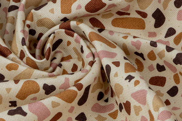 Gros plan sur le design Pawpino au motif marbré terrazzo utilisé pour les colliers, bandana, laisse, harnais et pochettes sacs à crottes Pawpix