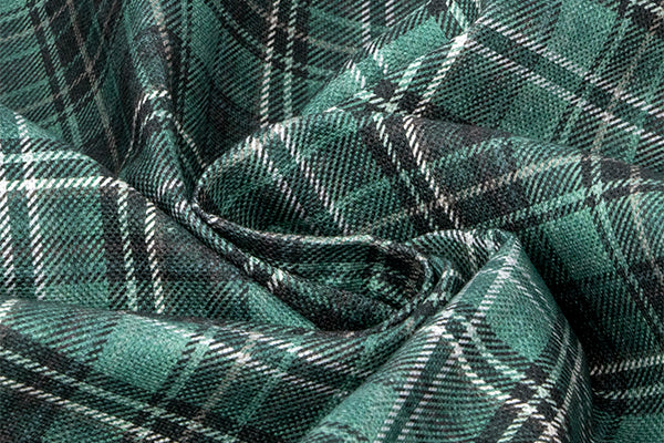 Gros plan sur le motif de la collection Nessie. Un tartan à carreaux vert écossais
Design made in France et tissu Oeko-Tex