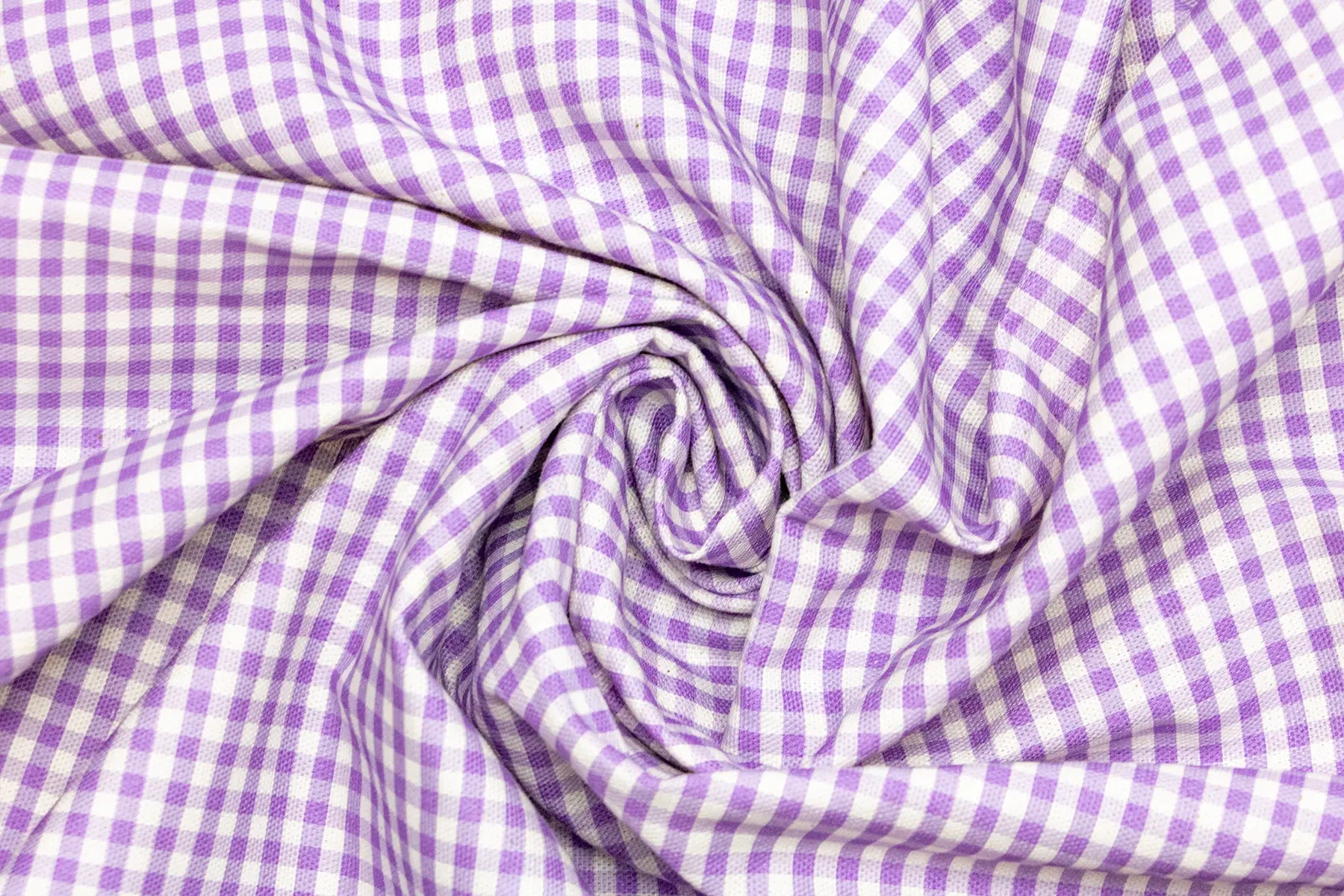 Gros plan sur le tissu de la collection Cigalou. Motif vichy violet