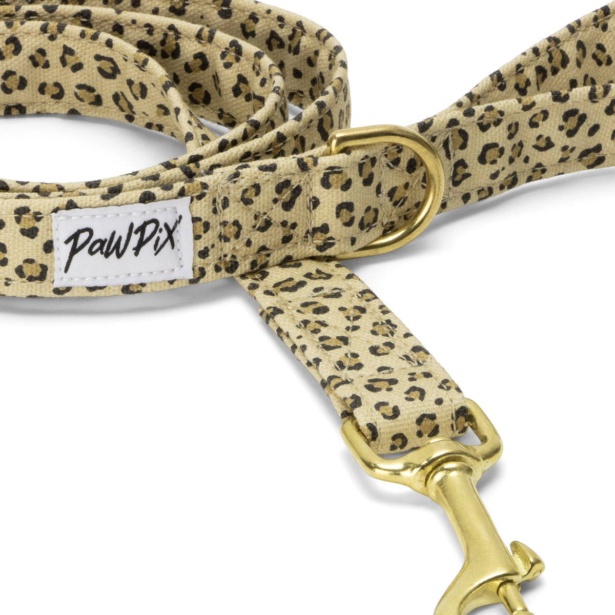 Gros plan sur l'anneau en D de la laisse pour chien Leopaw de Pawpix. La laisse est au motif leopard