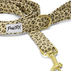 Gros plan sur l'anneau en D de la laisse pour chien Leopaw de Pawpix. La laisse est au motif leopard