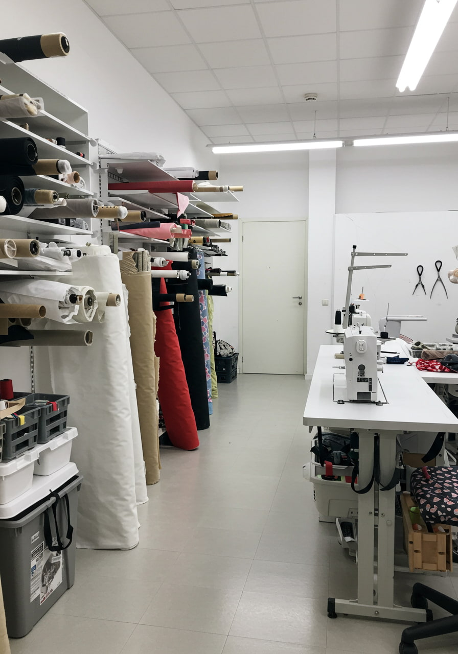 Atelier de couture en France avec divers tissus pour la fabrication des accessoires PawPix