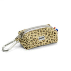 Avant de la pochette leopaw et son mtoif léopard. La pochette se ferme avec un bouton pression et peut etre accrocher à une laisse grâce à un mousqueton