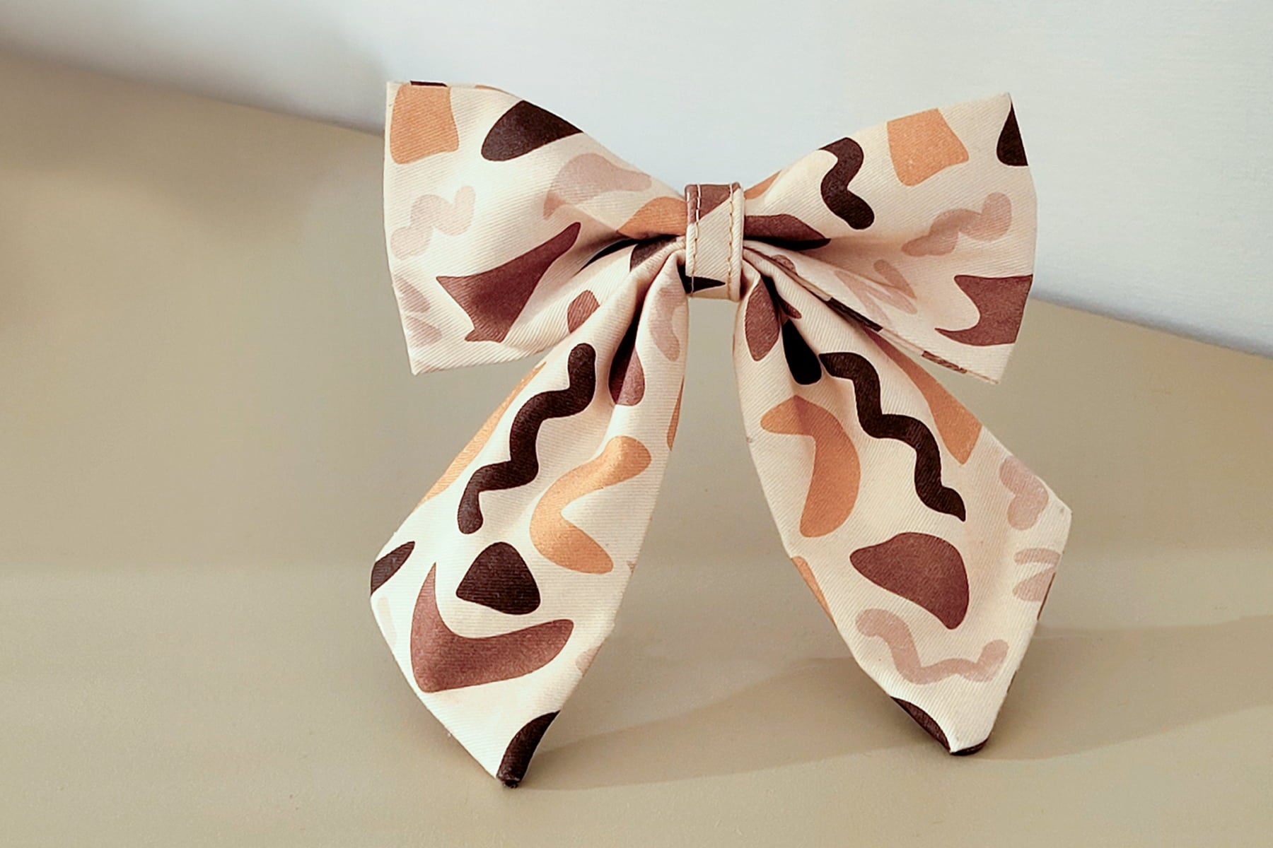 Nœud pour chien Call of Pixie de Pawpix et son motif organique marron et rose