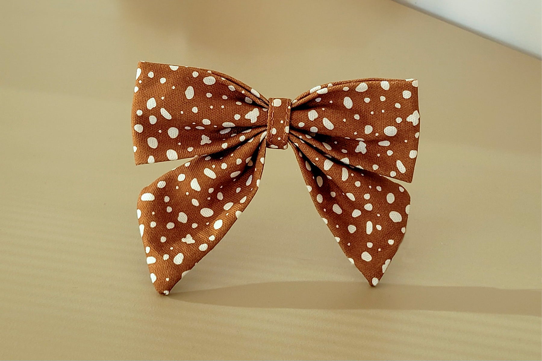 Nœud pour chien Freckles de Pawpix et son motif tacheté blanc et marron