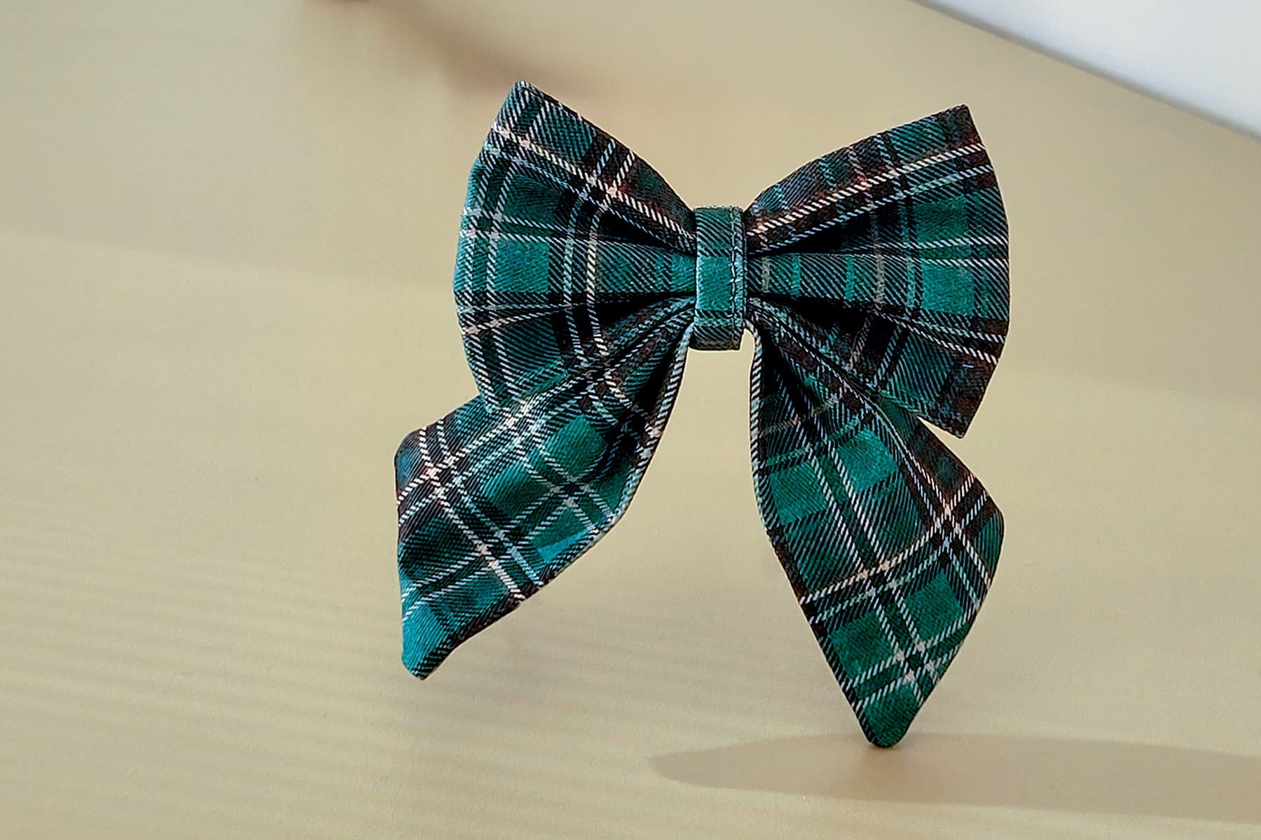 Nœud pour chien Nessie de Pawpix et son motif tartan vert et noir