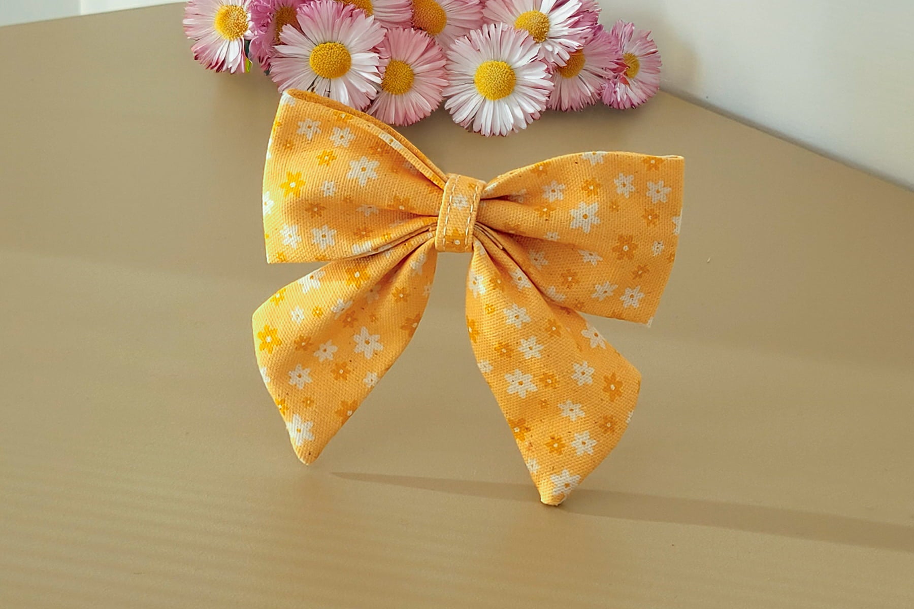 Nœud pour chien Peachy daisies de Pawpix et son motif marguerites blanches et orange