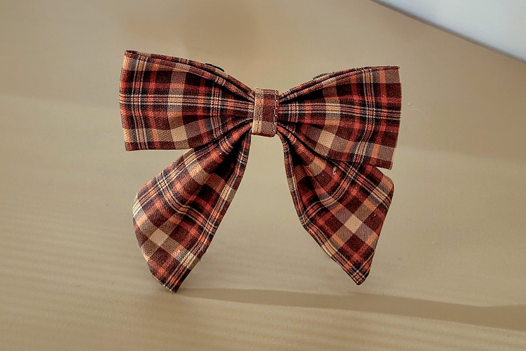 Nœud pour chien Topo de Pawpix et son motif tartan marron/orange