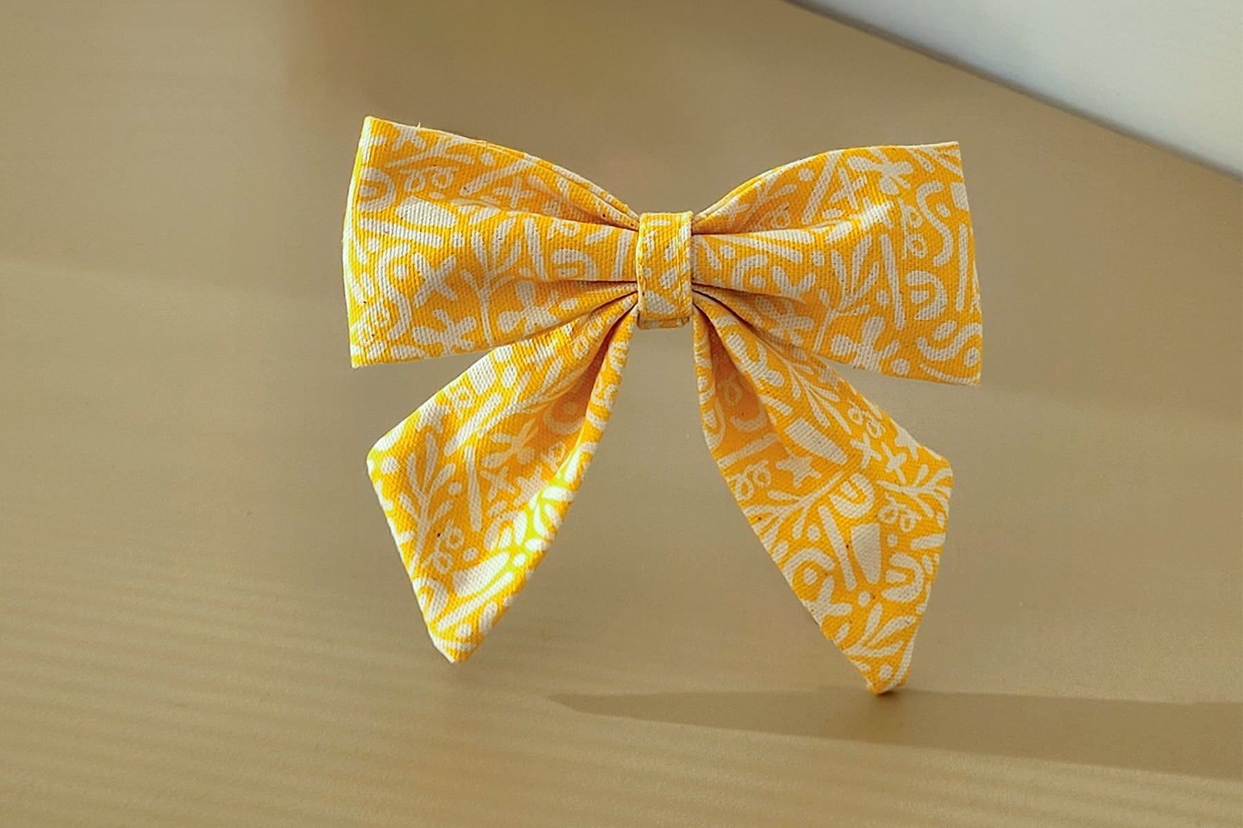 Nœud pour chien Seaside de Pawpix et son motif oceanique jaune et blanc