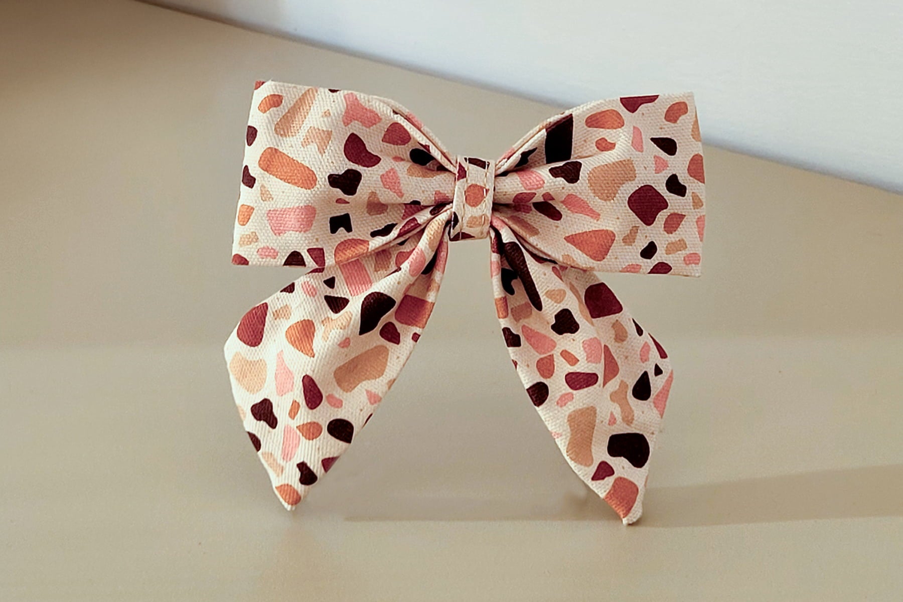 Nœud pour chien Pawpino de Pawpix et son motif terrazzo rose et marron