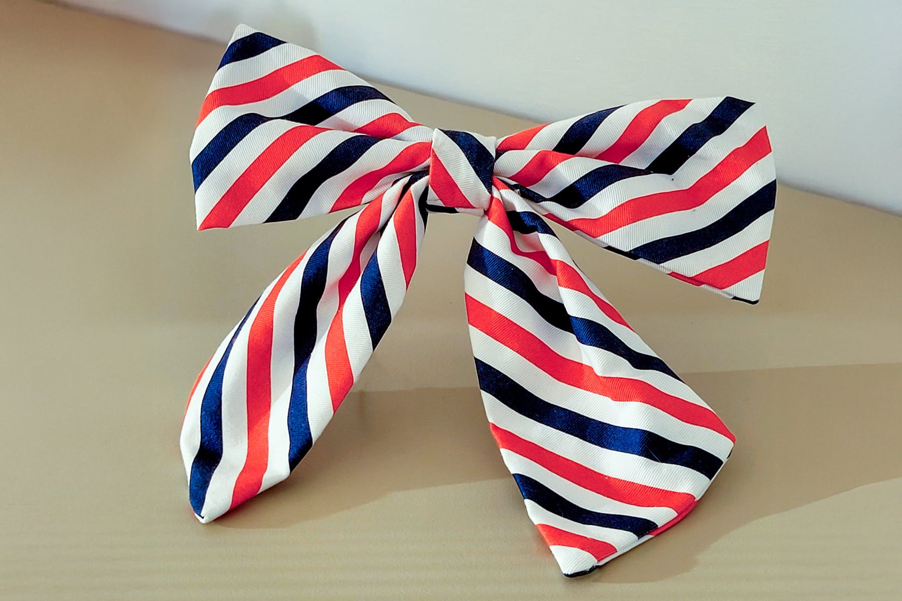 Nœud pour chien pawtriote de Pawpix et son motif rayé bleu blanc et rouge