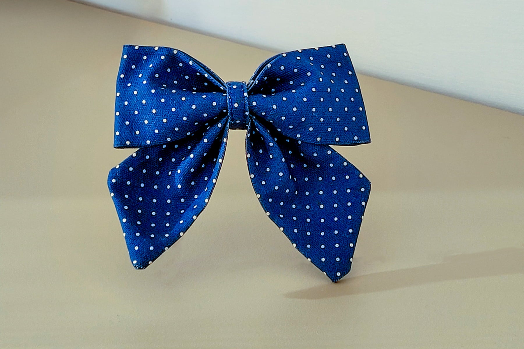 Nœud pour chien Polaris de Pawpix et son motif pois blanc sur fond bleu marine