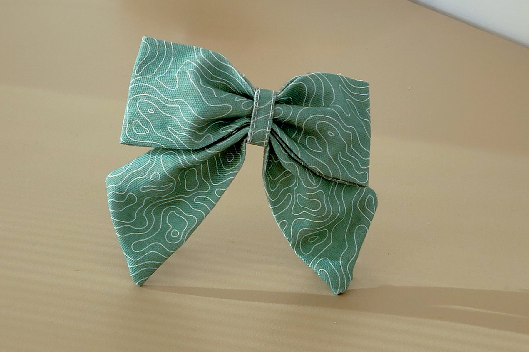 Nœud pour chien Topo de Pawpix et son motif nature blanc sur fond vert