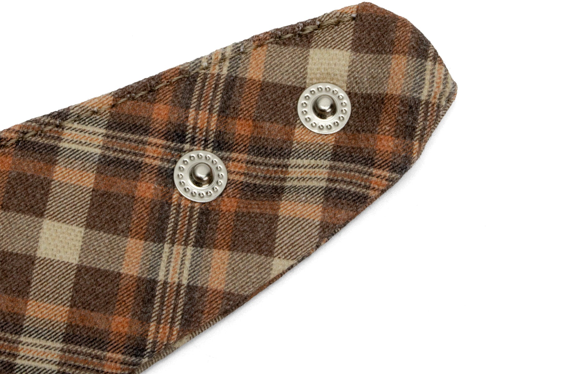 Gros plan sur les boutons pression du bandana pour chien et chat Scotty et son motif tartan marron et orange. Les boutons pressions permettent d'ajuster le bandana 
