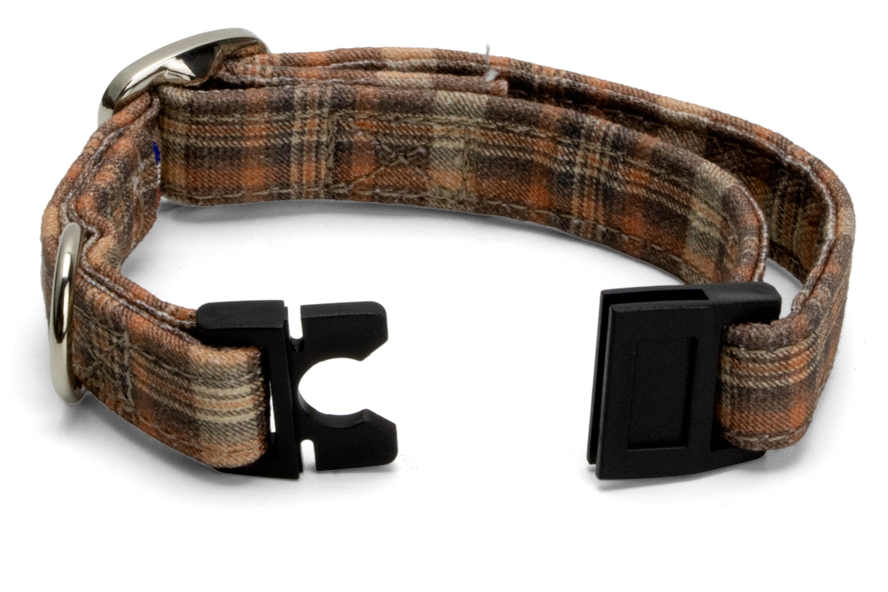 Gros plan sur la boucle anti étranglement du collier pour chat Scotty. Motif tartan marron, orange et boucles couleur argent. La boucle anti étranglement est en plastique