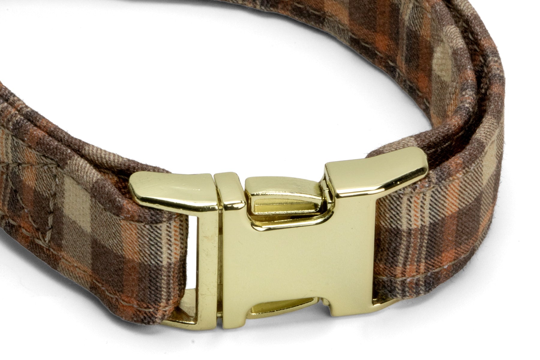 Gros plan sur la boucle clips du collier pour chien Scotty. Motif tartan marron, orange. La boucle est couleur or