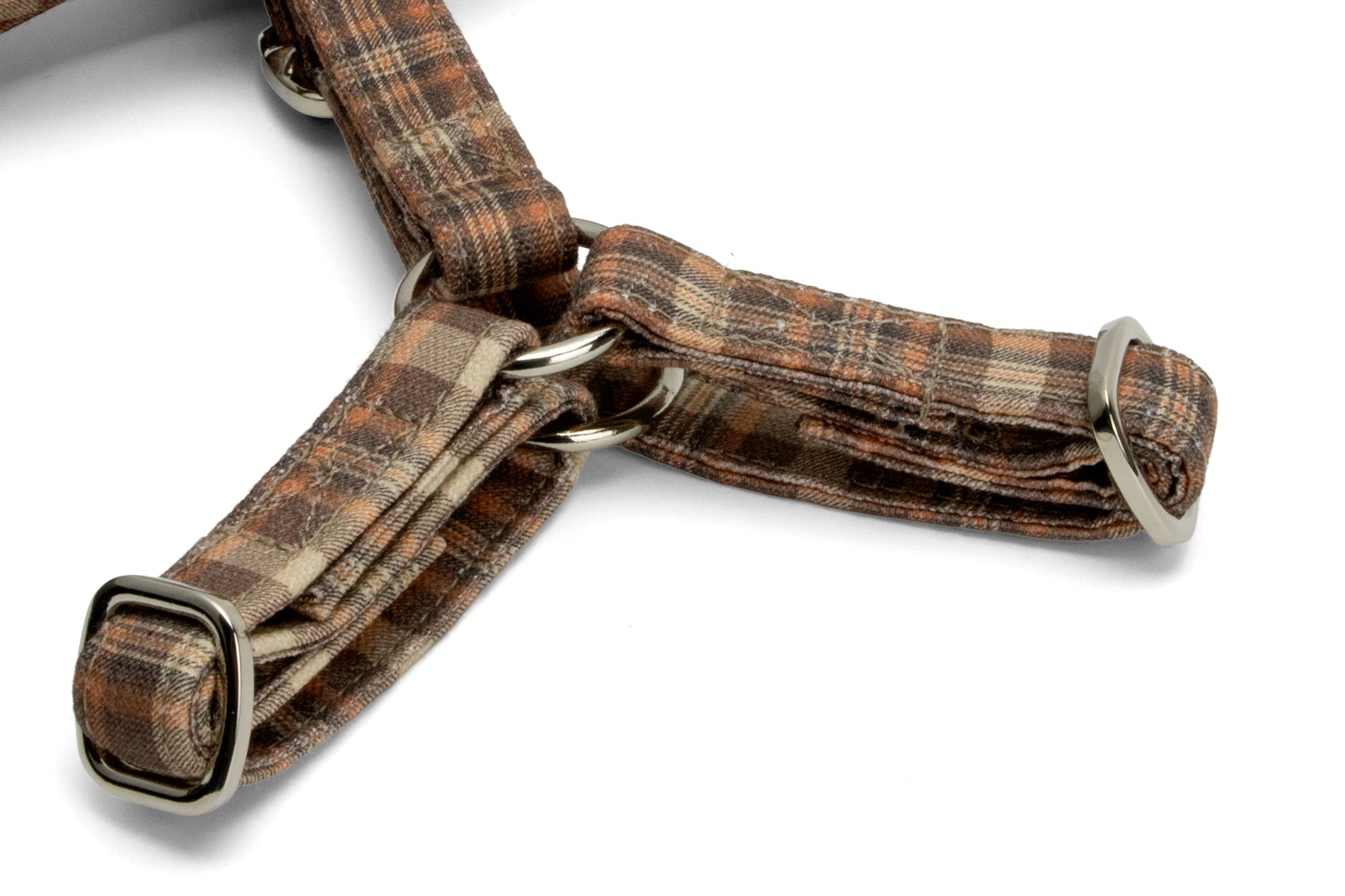 Gros plan sur les boucles du harnais en Y pour chat Scotty. Motif tartan marron, orange. Les boucles sont couleur argent