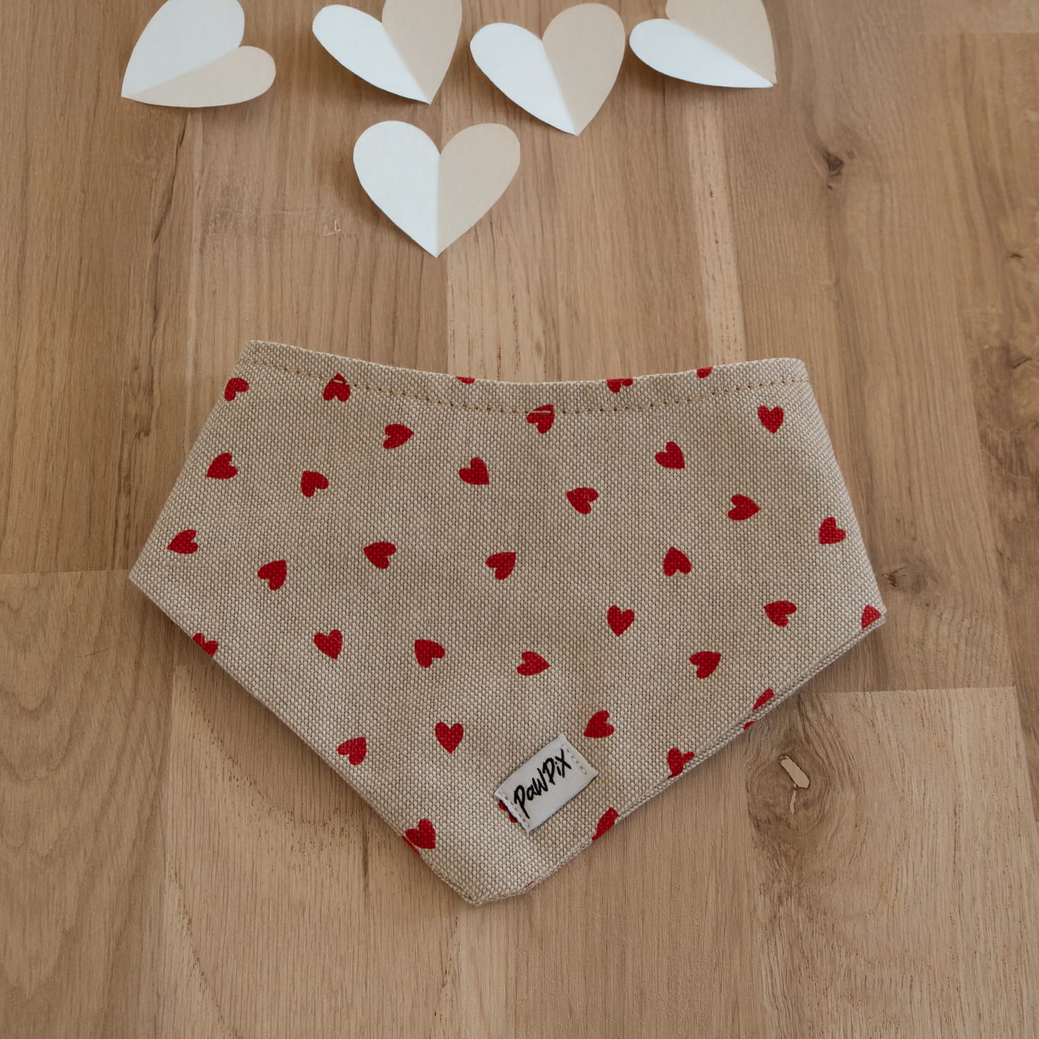 Bandana My Valentine dans une ambiance romantique. Bandana avec un design cœurs rouges sur un fond beige clair. 