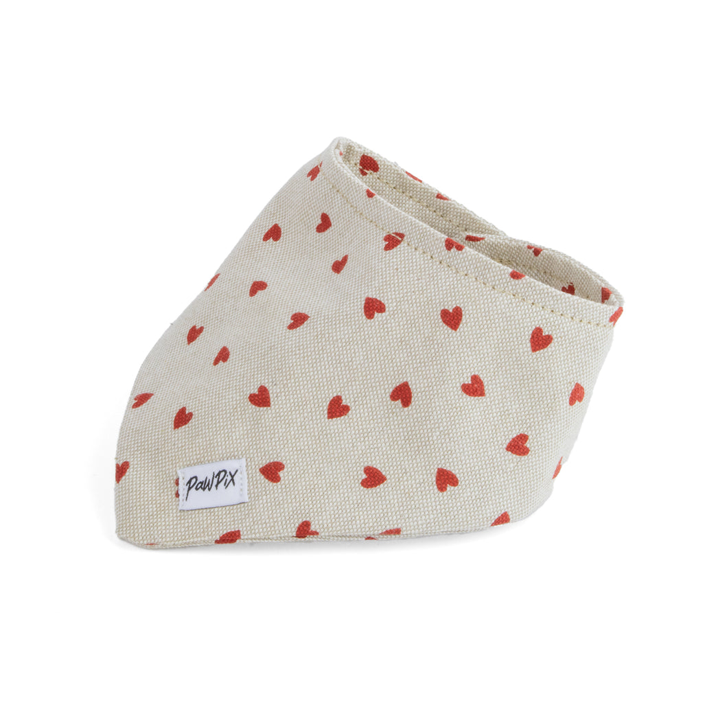 Bandana My Valentine pour chien avec un motif coeur rouge sur un tissu couleur beige/marron. 