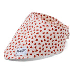 Bandana pour chien My Valentine de Pawpix et son motif coeurs rouges sur fond beige. Le bandana se ferme grâce à des boutons pressions
