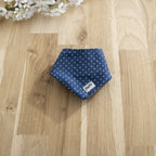 Bandana pour chat Polaris. Design bleu marine avec des pois blanc le tout dans une ambiance printanière
