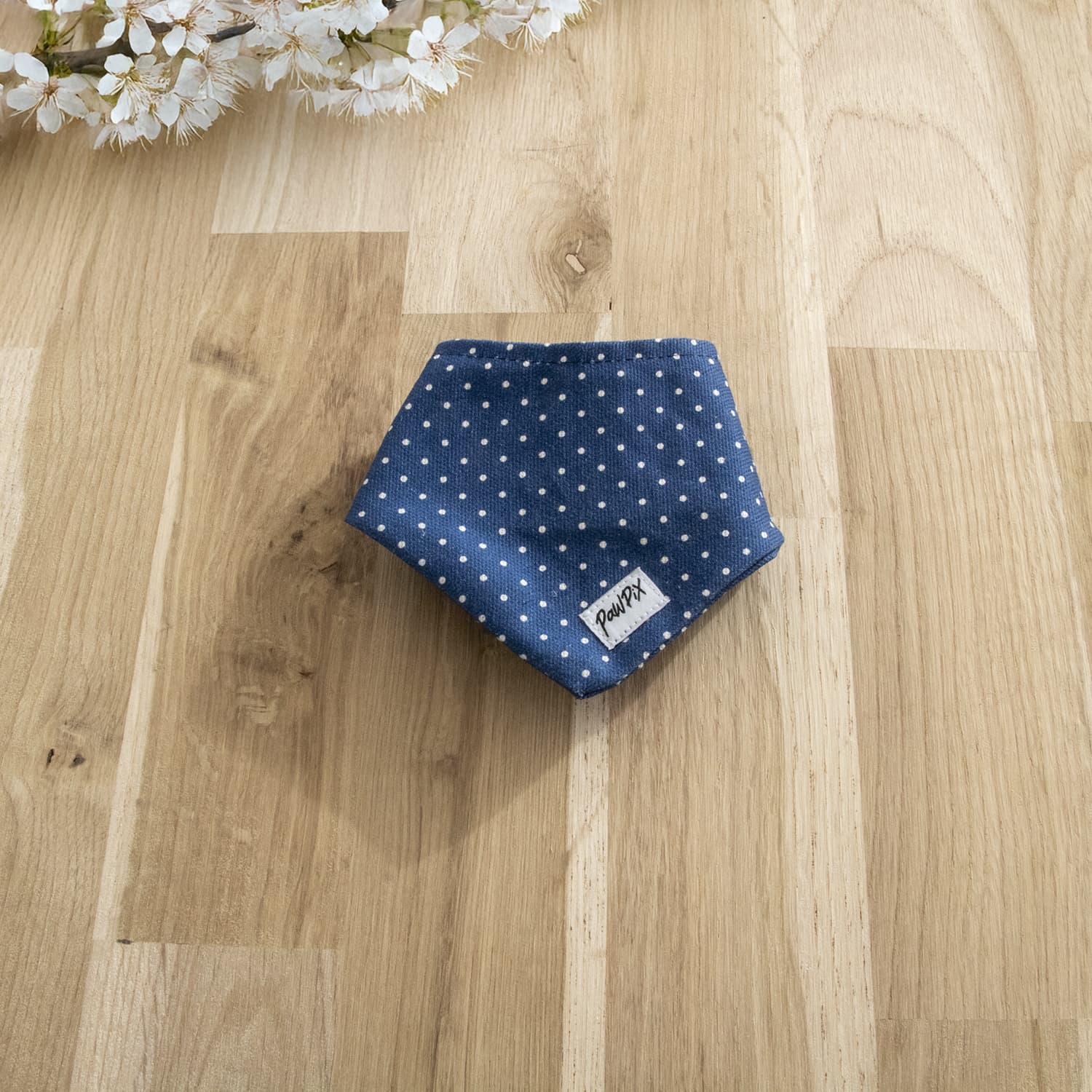 Bandana pour chat Polaris. Design bleu marine avec des pois blanc le tout dans une ambiance printanière