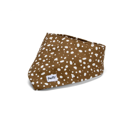 Bandana pour chat Freckles et son motif marron tacheté blanc. Le bandana se règle grâce à des boutons pressions 
