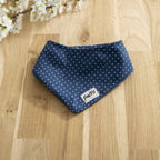 Bandana pour chien Polaris. Design bleu marine avec des pois blanc le tout dans une ambiance printanière 