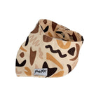 Bandana Chien Call of Pixie de PawPix. Vue de 3/4. Motif géométrique organique déclinaison de rose et marron.