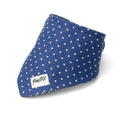 Bandana pour chat et chaton Polaris. Design bleu marine avec des pois blancs
