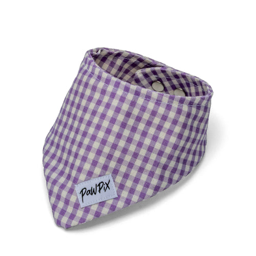 Bandana Cigalou sur fond blanc. Motif vichy violet clair avec des boutons pressions pour mieux regler la taille du bandana 
