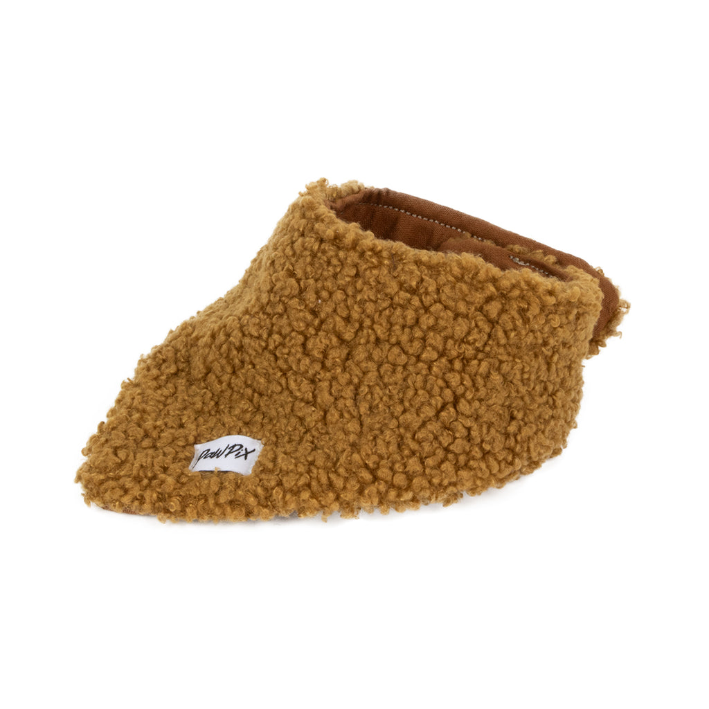 Vue 3/4 du bandana Teddy en sherpa marron. Taille moyen chien. Intérieur en tissu coton Oeko Tex