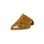Vue 3/4 du bandana Teddy en sherpa marron. Taille XXS pour chat. Intérieur en tissu coton Oeko Tex