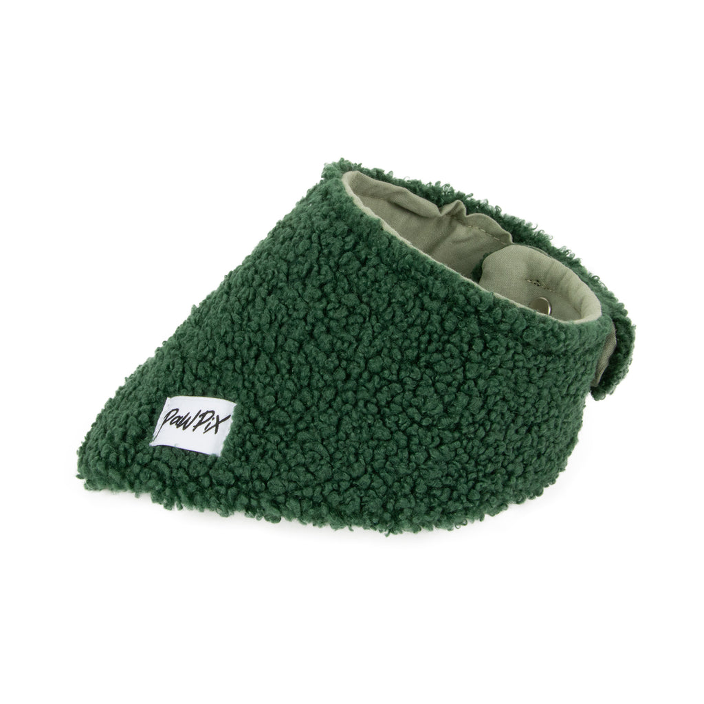 Vue 3/4 du bandana Tinsel en sherpa vert . Taille grand pour chien. Intérieur en tissu coton Oeko Tex