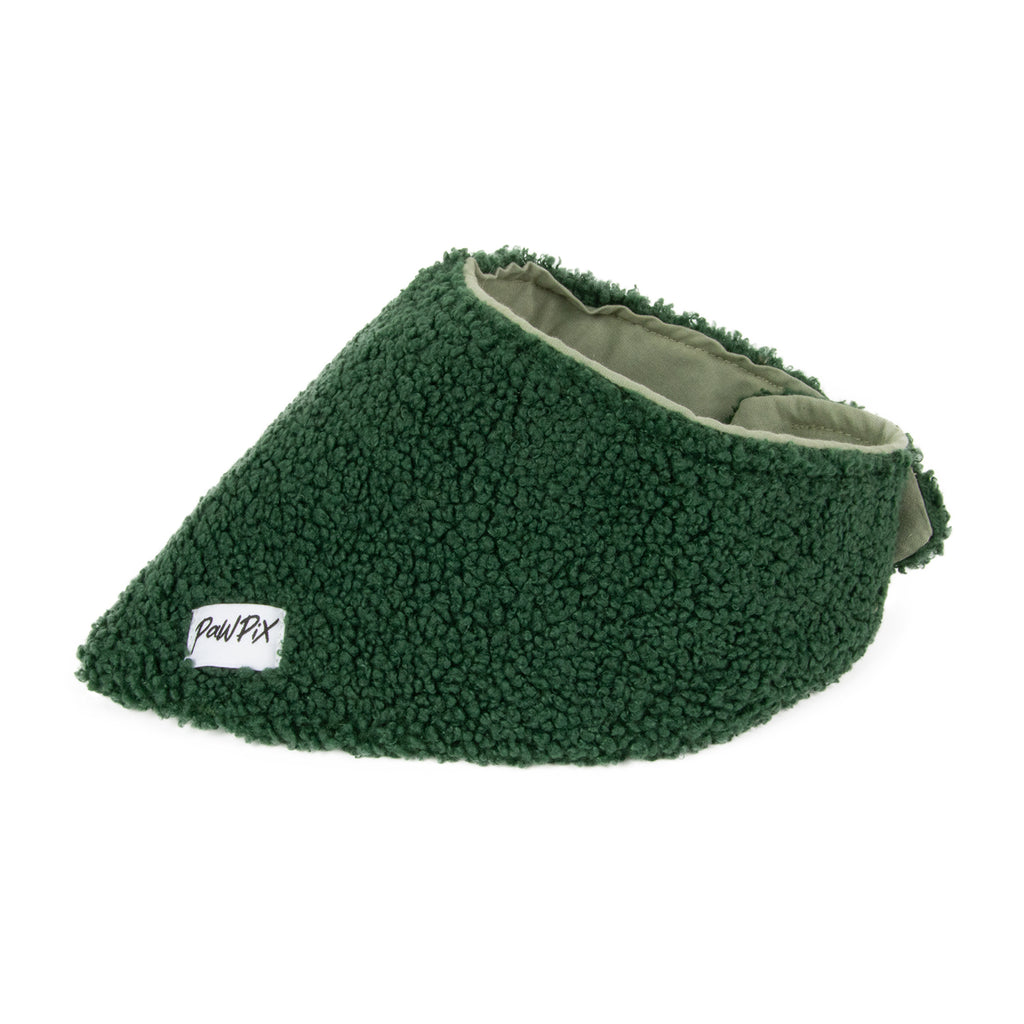 Vue 3/4 du bandana Tinsel en sherpa vert . Taille très grand pour chien. Intérieur en tissu coton Oeko Tex