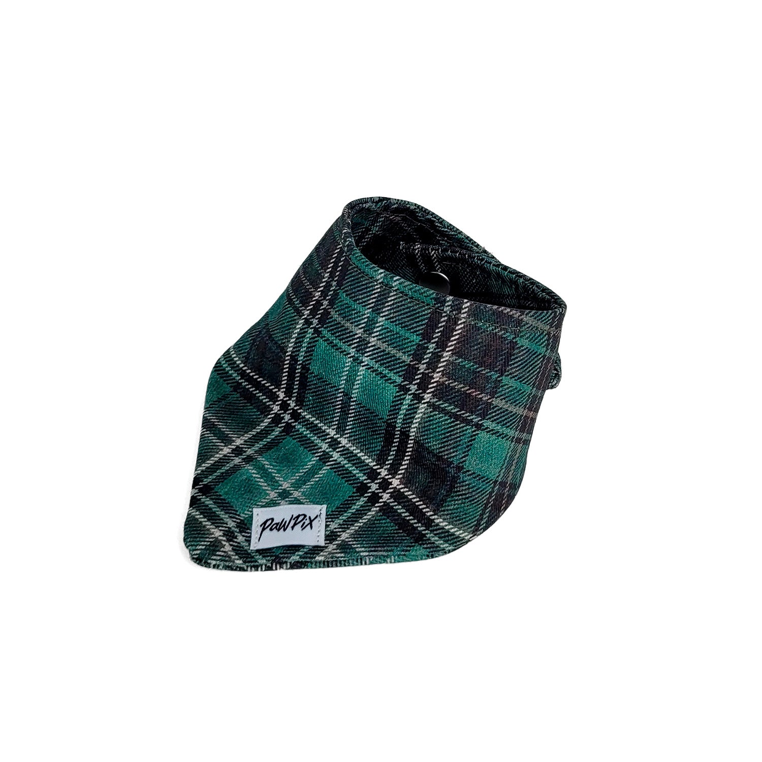 Bandana Chat Nessie de PawPix. Vue de 3/4. Motif tartan à carreaux écossais vert, taille chaton