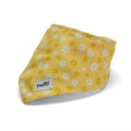 Bandana pour chat Peachy Daisies de Pawpix et son motif marguerites jaunes et blanches sur fond couleur pêche. Le bandana s'attache au cou du chat grâce à des boutons pressions et est disponible en 3 tailles différentes du chaton au grand chat