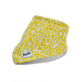 Bandana pour chat Seaside de Pawpix et son motif marin abstrait blanc sur fond jaune. Le bandana s'attache au cou du chat grâce à des boutons pressions et est disponible en 3 tailles différentes du chaton au grand chat