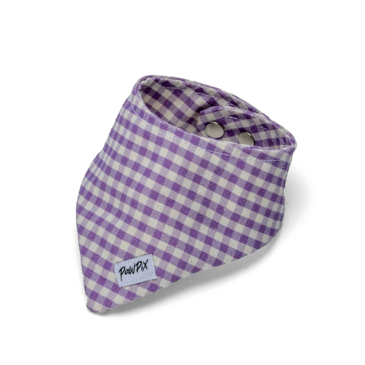 Bandana Cigalou pour chat sur fond blanc. Motif vichy violet clair avec des boutons pression