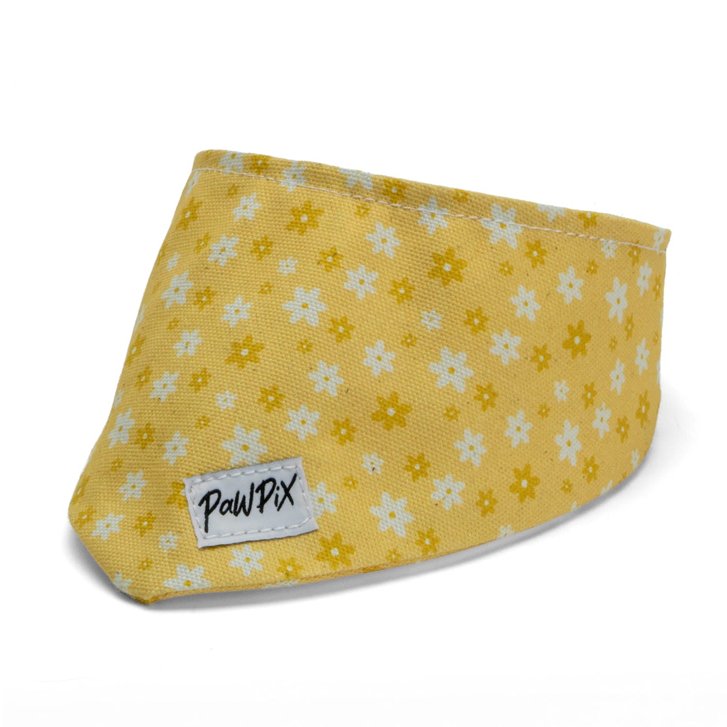 Bandana pour chien Peachy Daisies de Pawpix et son motif marguerites blanches et jaunes sur fond couleur pêche. Le bandana s'accroche grâce à des boutons pressions et est disponible pour mini et maxi chien