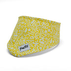 Bandana pour chien Seaside de Pawpix et son motif marin abstrait blanc sur fond jaune. Le bandana s'accroche grâce à des boutons pressions et est disponible pour mini et maxi chien